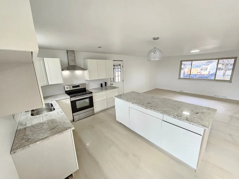 340 Essex Dr