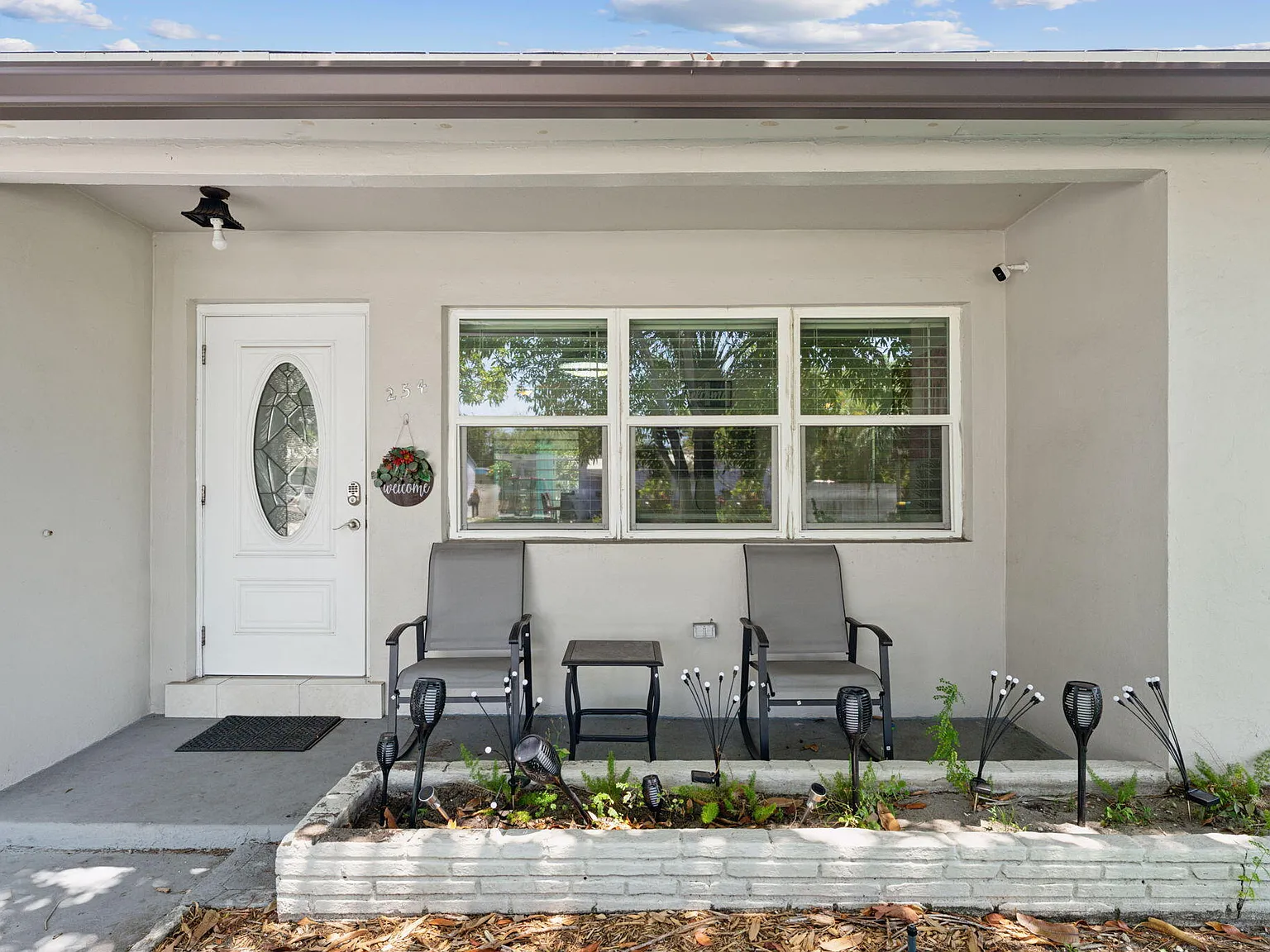 3 bed, 2.0 bath, 1210 sqft, $4,250 — Photo 2