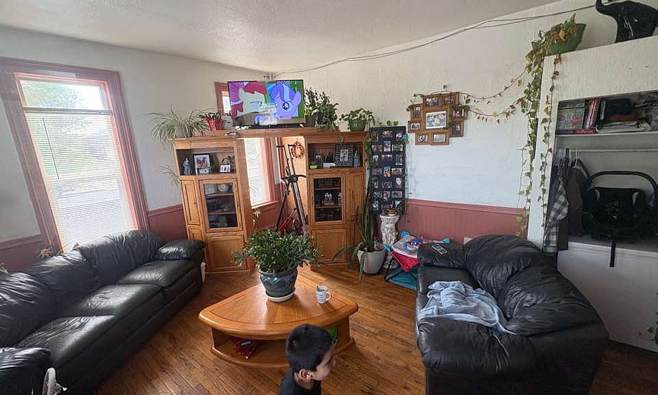 1st image of 727 E 5th St #1