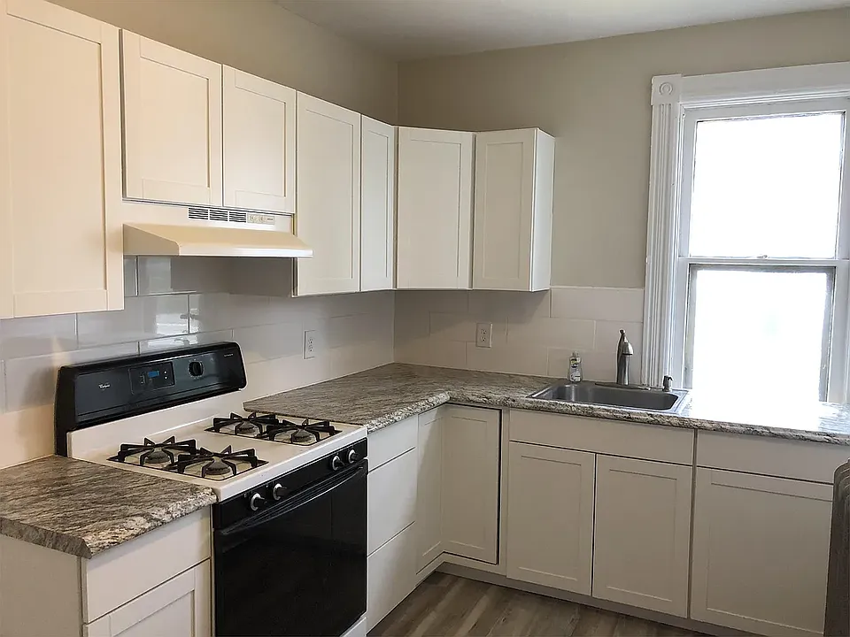 2735 Main St #4