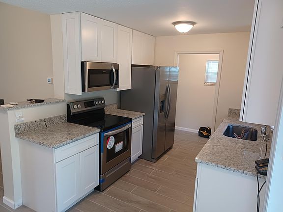 4th image of 415 S Candler Ave #1