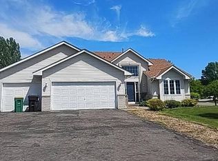 8768 Autumn Oaks Dr, Rockford, MN 55373
