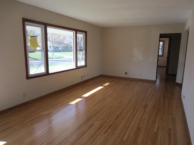 Well Maintained 3 Bedroom Home, Fenced Yard, Great Location — Photo 3