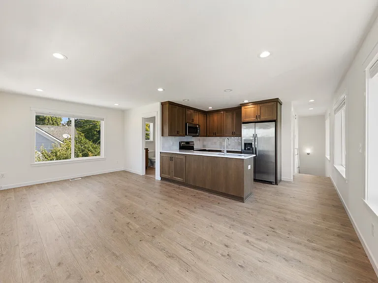 210 NE Ford St — Photo 7
