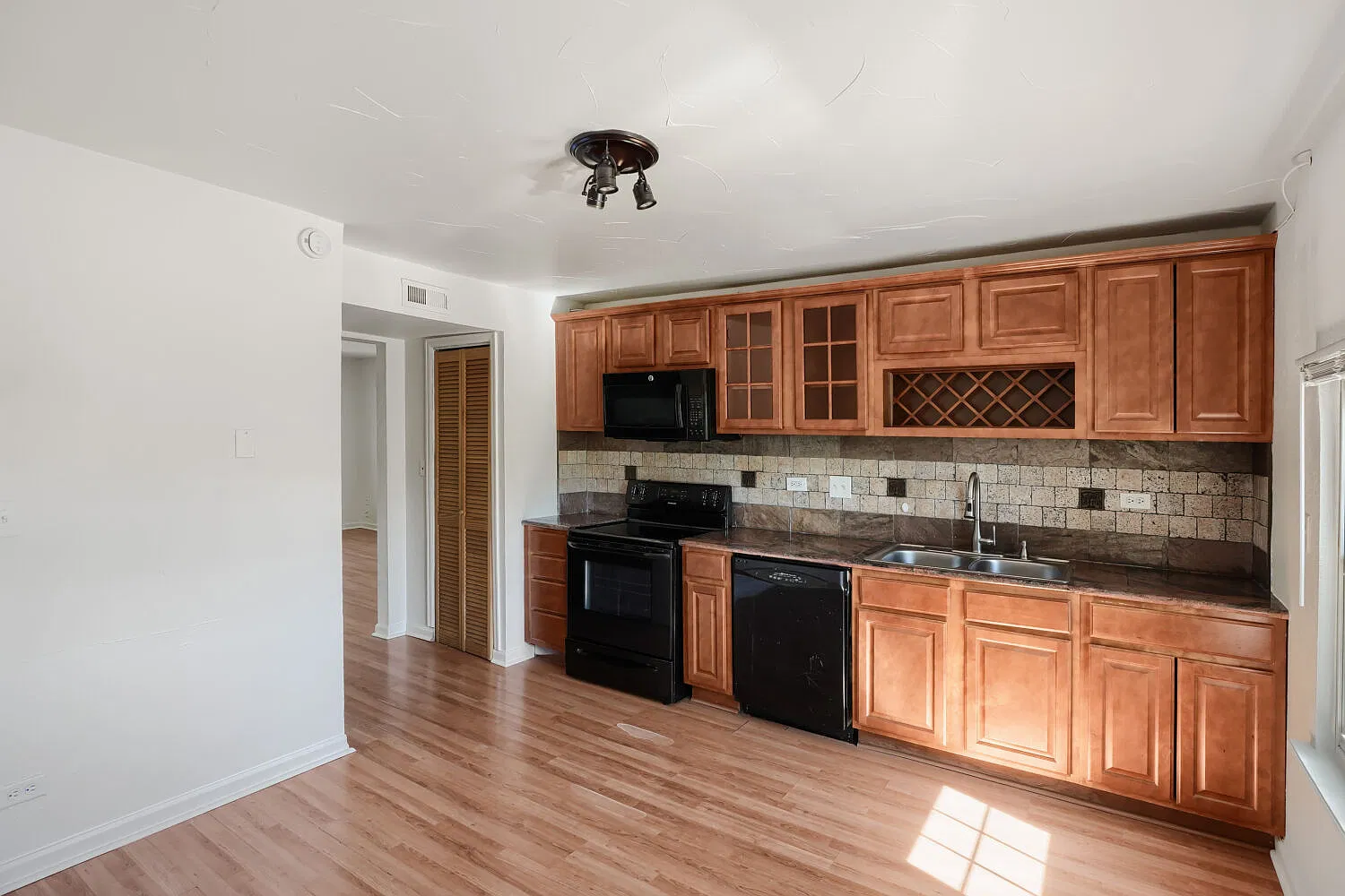 2 bed, 1004 sqft, $1,525 — Photo 4