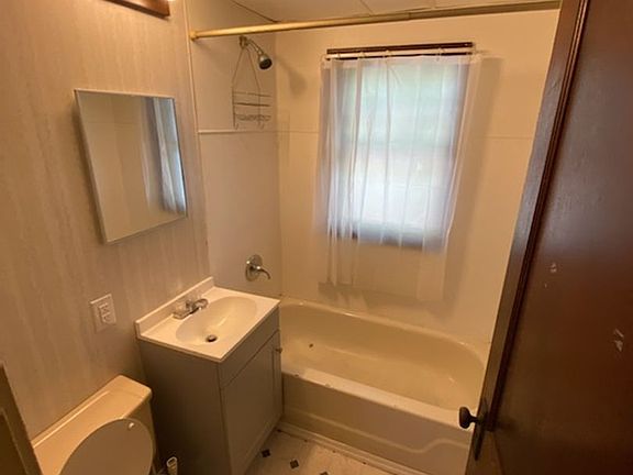 4th image of 827-829 Buckbee St #829-2E