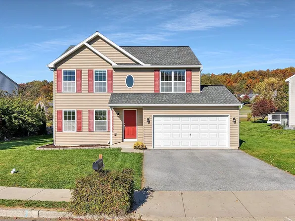 8 Highcroft Dr, Morgantown, PA 19543