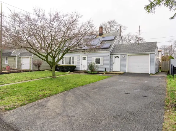 8 Dogwood Lane, Westbury, NY 11590