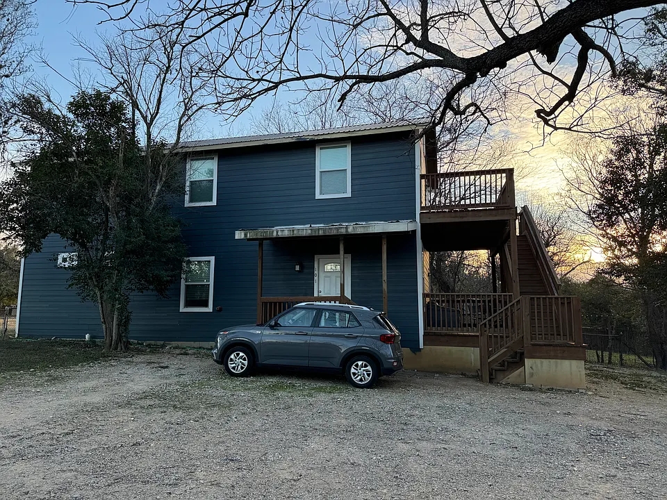 1537 Post Rd #201