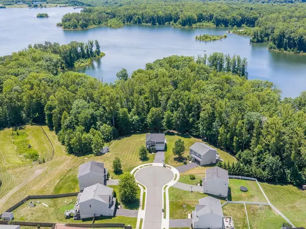 89 Charter Gate Dr, Fredericksburg, VA 22406