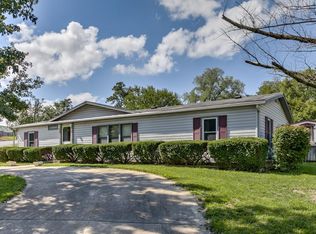 105 N Countryside Rd, Blue Springs, MO 64015