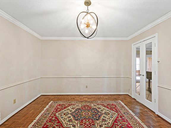4th image of 1505 Surrey Ct