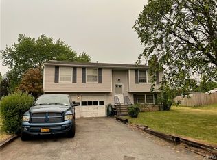 8069 McCamidge Dr, Cicero, NY 13039
