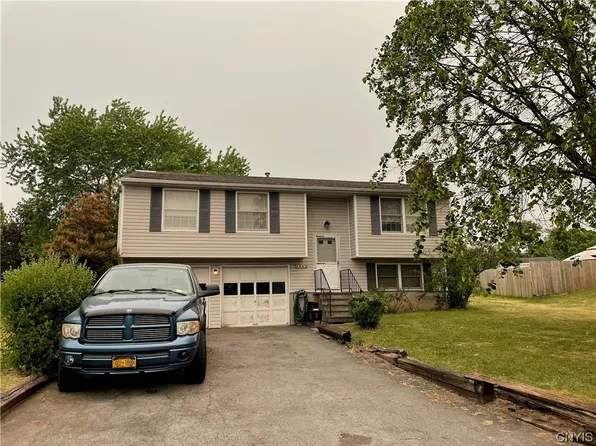 8069 McCamidge Dr, Cicero, NY 13039