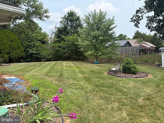 4th image of 2329 Redwood Rd