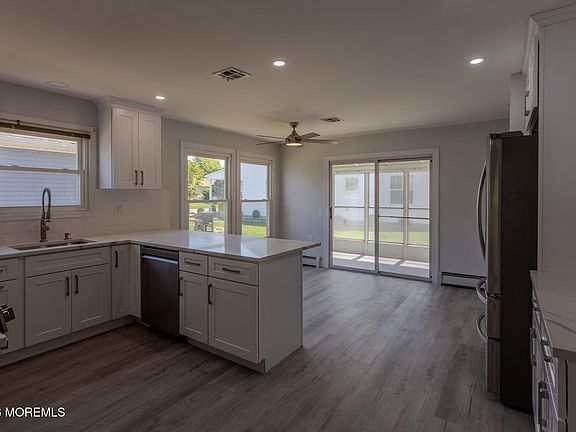 3rd image of 93 Paradise Boulevard