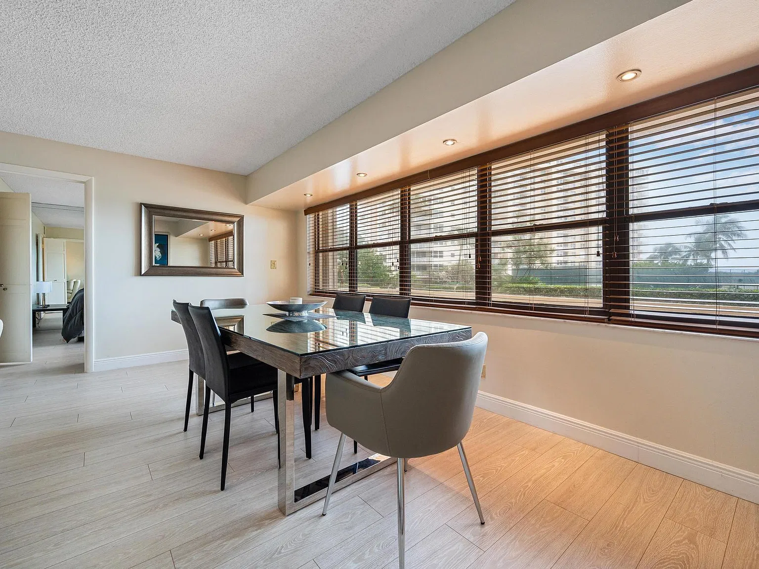 2 bed, 2.0 bath, 1700 sqft, $5,000 — Photo 3