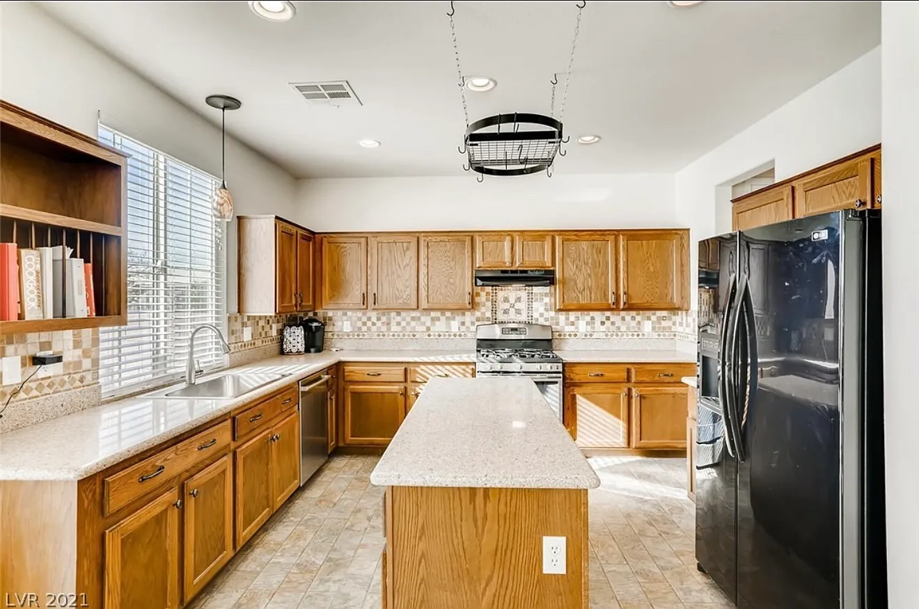 4 bed, 2.5 bath, 2262 sqft, $2,495 — Photo 3