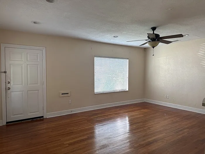 815 W Plymouth St — Photo 5