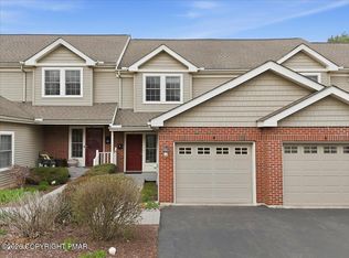 8 Oak Leaf Ln, East Stroudsburg, PA 18301