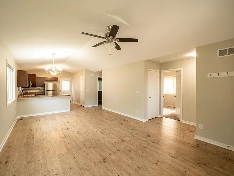 311 E Diehl Ave — Photo 3