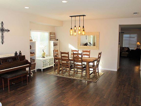 4th image of 400 Donegal Ct