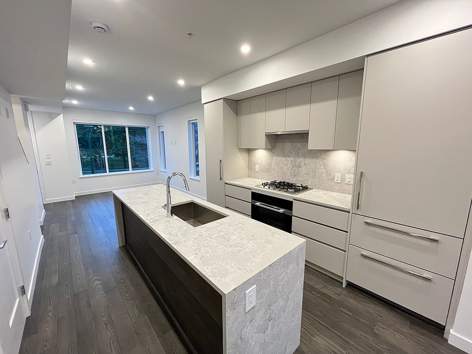 1st image of 861 W 33rd Ave