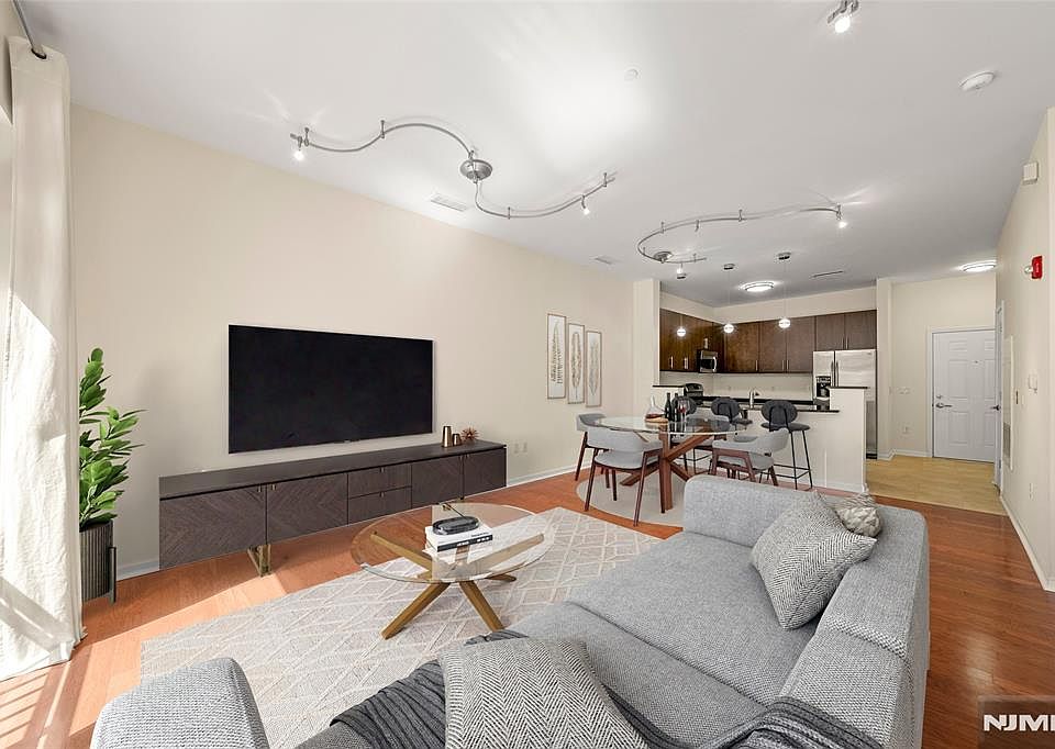 1st image of 1105 Riverview Ave #105