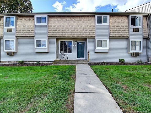 4th image of 10 Carillon Dr APT D