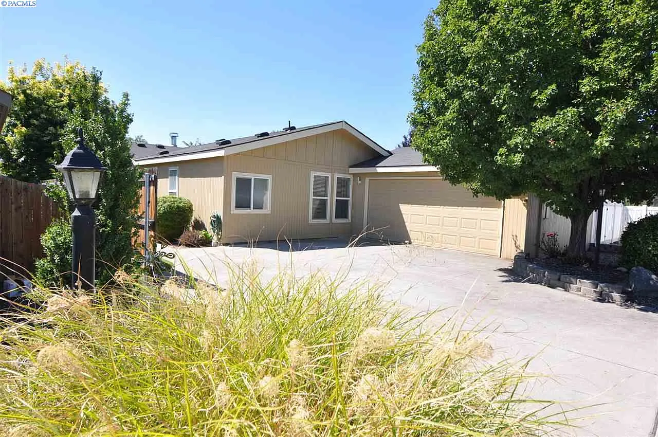 451 Wisteria St photo 1