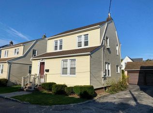 16 La Placa Ct, Manhasset, NY 11030