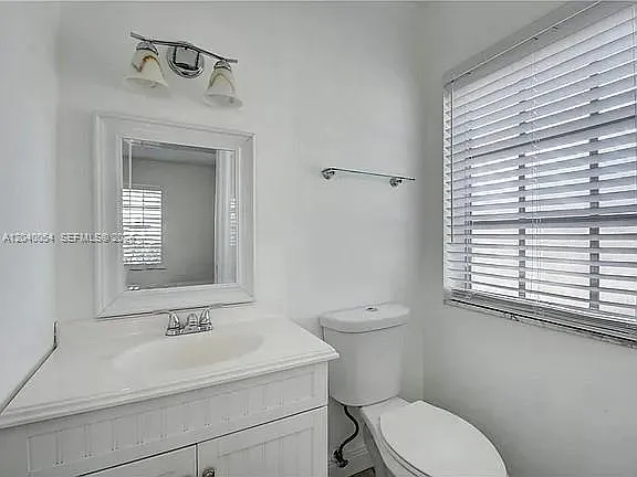 2200 NE 66th St #1401 — Photo 5
