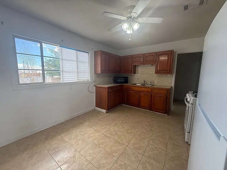 809 Spruce Ave — Photo 6