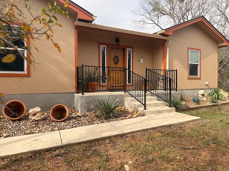 1405 Palomino Ln — Photo 1