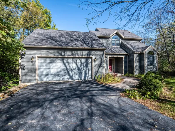 2 Arcadia Ct, Galena, IL 61036