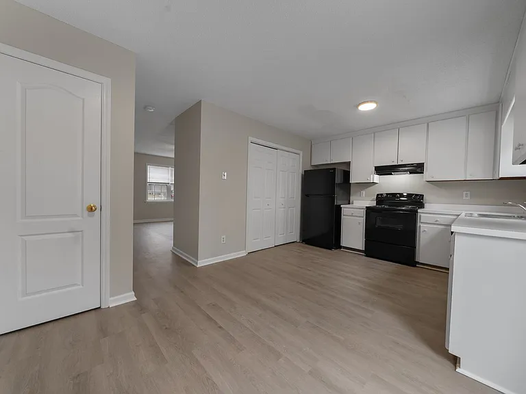 Cambridge Apartments — Photo 8