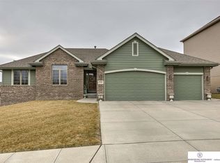 19501 Cottonwood Cir, Elkhorn, NE 68022