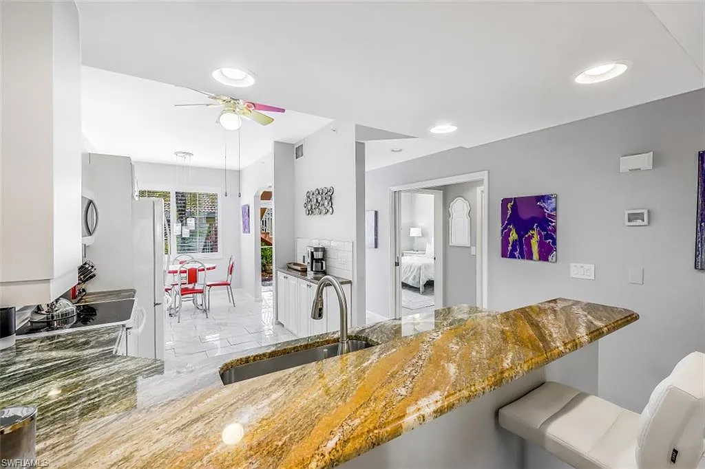 2 bed, 2.0 bath, 1351 sqft, $6,500 — Photo 4