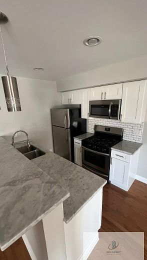 1st image of 3629 W Oakdale Ave #2