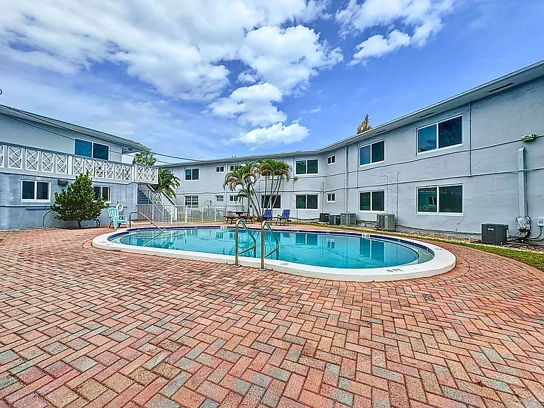 Chelsea Manor Apartments — Photo 9