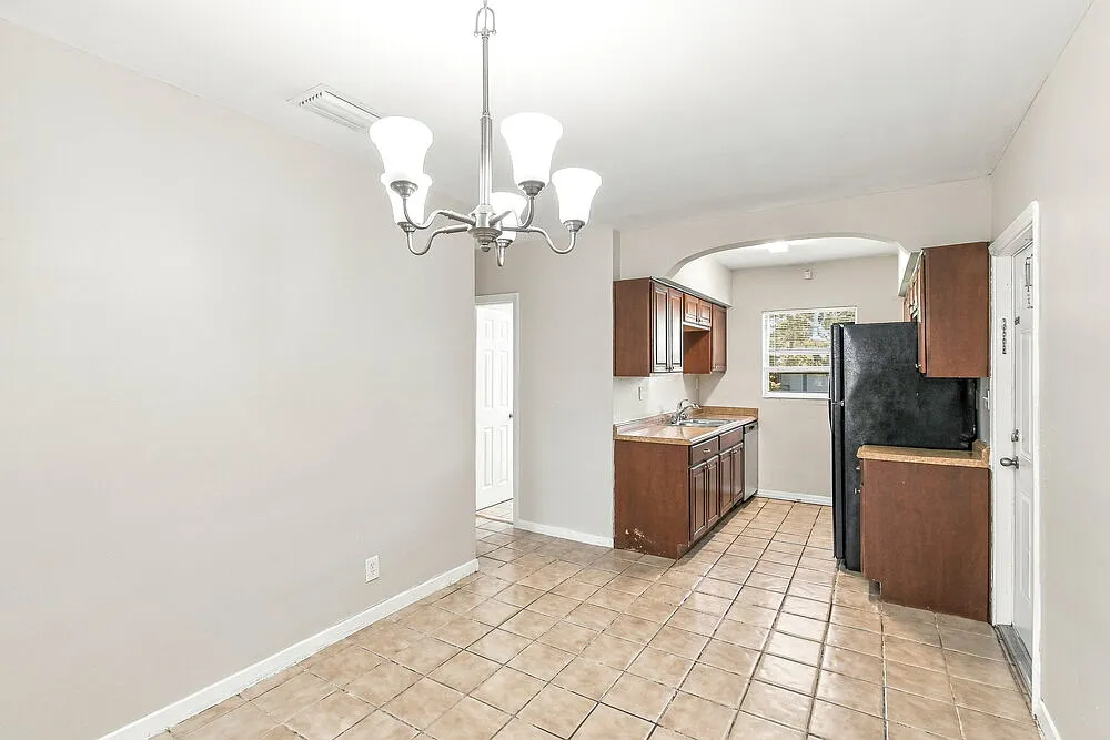 3 bed, 1.0 bath, 1186 sqft, $2,585 — Photo 4