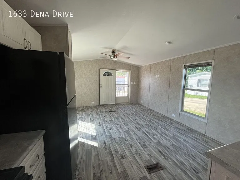 1633 Dena Dr — Photo 3