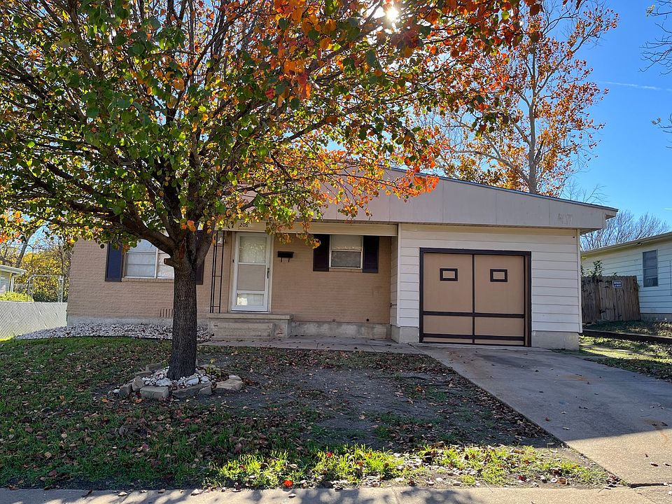 1st image of 208 E Voelter Ave