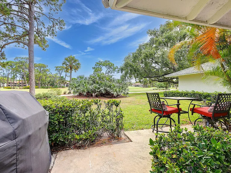 526 Club Dr — Photo 37