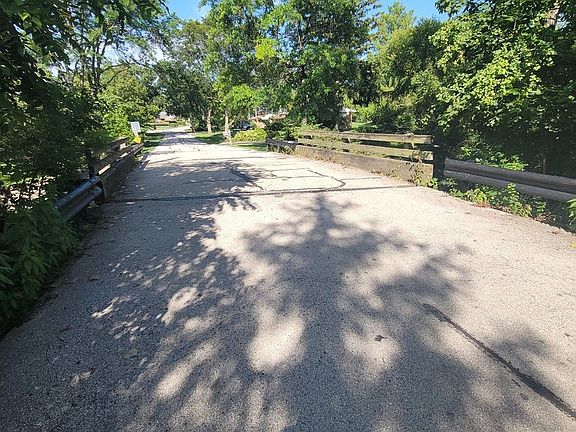 5th image of 275 Sunset Dr