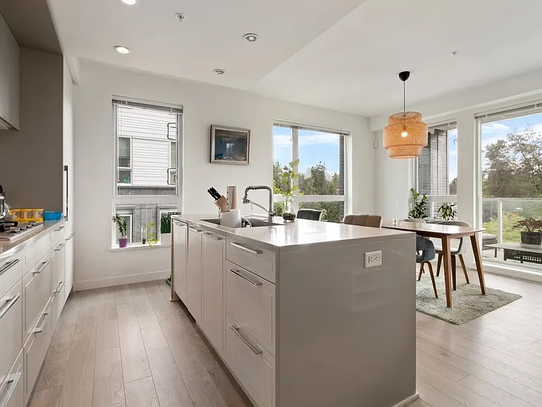 6677 Cambie St #310 — Photo 4