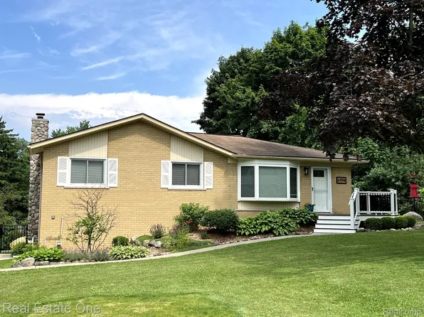 6198 Snow Apple Dr, Clarkston, MI 48346