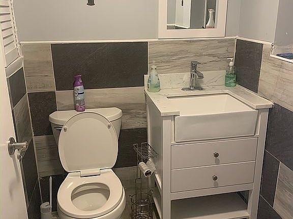 1/2 Bathroom