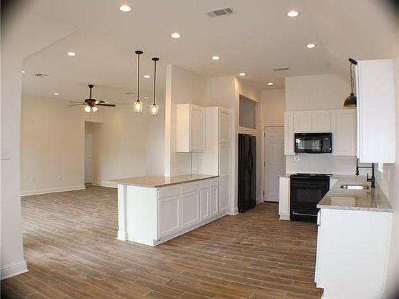 3rd image of 620 Foxwood Ln