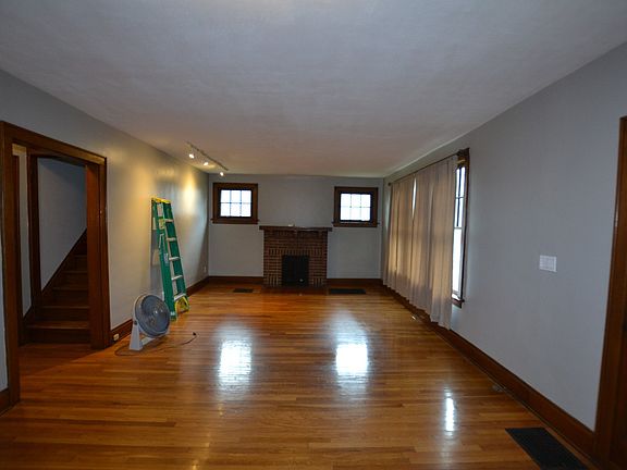 2nd image of 215 E Longview Ave